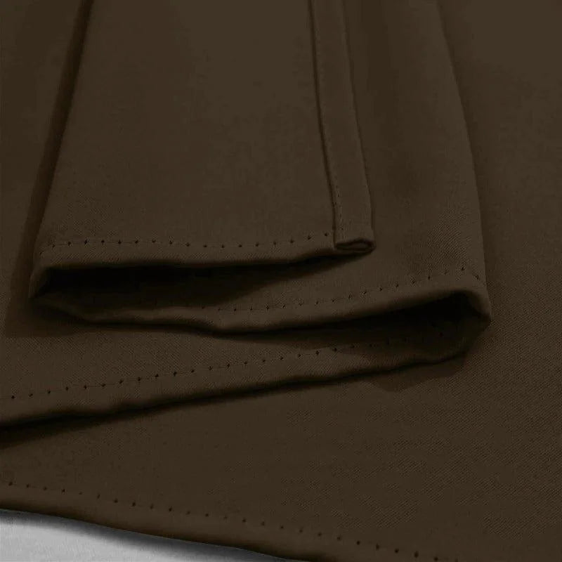 Serviette marron élégante avec bordures cousues, idéale pour la décoration de la table. Accessoire parfait pour ajouter une touche de sophistication lors de vos repas.