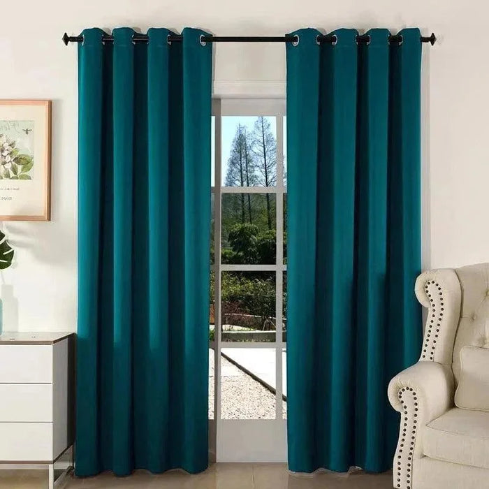 Rideaux bleus avec œillets pour salon moderne, parfaits pour une ambiance élégante et soignée. Faciles à installer, ces rideaux offrent un excellent contrôle de la luminosité. Idéaux pour agrémenter une fenêtre de grande taille, ajoutant une touche de couleur et de style à votre intérieur. Parfait pour des décors contemporains, ces rideaux complètent harmonieusement éviers, canapés ou fauteuils, et apportent une belle finition à