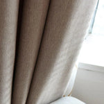 Rideau beige texturé à motifs en chevron, idéal pour une décoration intérieure élégante et moderne. Ce rideau ajoute une touche de sophistication à votre salon ou chambre, tout en offrant une luminosité douce grâce à sa conception subtile. Parfait pour créer une ambiance chaleureuse et accueillante dans n'importe quelle pièce de la maison.
