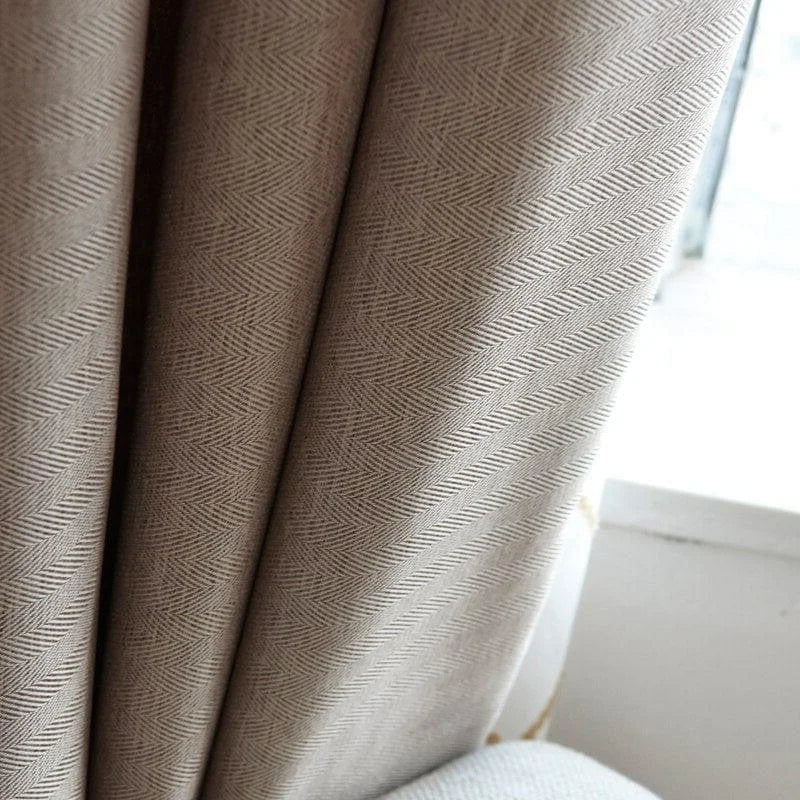 Rideau beige texturé à motifs en chevron, idéal pour une décoration intérieure élégante et moderne. Ce rideau ajoute une touche de sophistication à votre salon ou chambre, tout en offrant une luminosité douce grâce à sa conception subtile. Parfait pour créer une ambiance chaleureuse et accueillante dans n'importe quelle pièce de la maison.