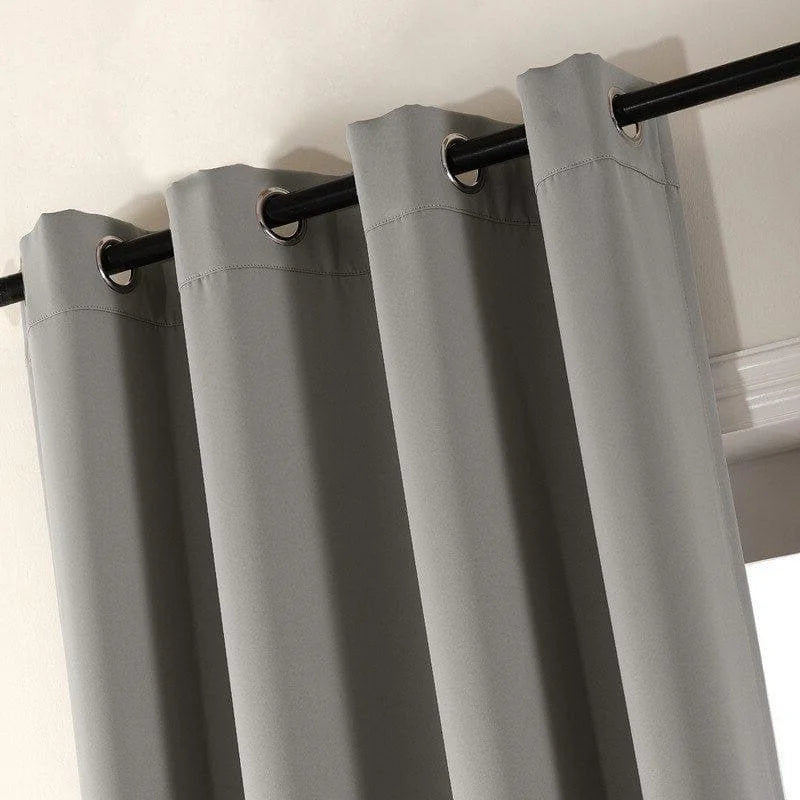 Rideau gris avec œillets noirs, idéal pour décorer un salon moderne. Ce rideau offre une solution élégante pour contrôler la luminosité et préserver l'intimité. Facile à installer sur une tringle, il s'intègre parfaitement à tout type d'intérieur. Accessoire indispensable pour un aménagement contemporain et chaleureux.
