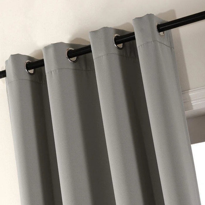 Rideau gris avec œillets noirs, idéal pour décorer un salon moderne. Ce rideau offre une solution élégante pour contrôler la luminosité et préserver l'intimité. Facile à installer sur une tringle, il s'intègre parfaitement à tout type d'intérieur. Accessoire indispensable pour un aménagement contemporain et chaleureux.