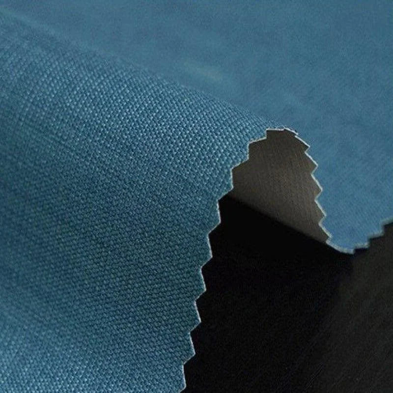 Tissu bleu à texture visible avec bord découpé en zigzag, idéal pour la confection de vêtements, l'ameublement et les projets de design intérieur. Ce tissu bleu apporte une touche d'élégance et de modernité à tout projet créatif.