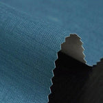 Tissu bleu à texture visible avec bord découpé en zigzag, idéal pour la confection de vêtements, l'ameublement et les projets de design intérieur. Ce tissu bleu apporte une touche d'élégance et de modernité à tout projet créatif.