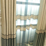 Rideaux élégants beige et bleu avec motifs géométriques, parfaits pour ajouter une touche sophistiquée à votre intérieur. Adaptés pour le salon, ces rideaux combinent opacité et transparence pour un équilibre harmonieux entre lumière et intimité. Accessoire de décoration idéal pour moderniser votre espace de vie.