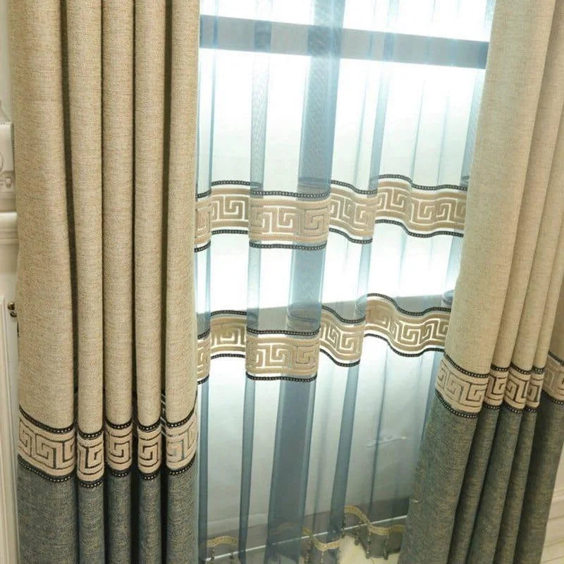 Rideaux élégants beige et bleu avec motifs géométriques, parfaits pour ajouter une touche sophistiquée à votre intérieur. Adaptés pour le salon, ces rideaux combinent opacité et transparence pour un équilibre harmonieux entre lumière et intimité. Accessoire de décoration idéal pour moderniser votre espace de vie.