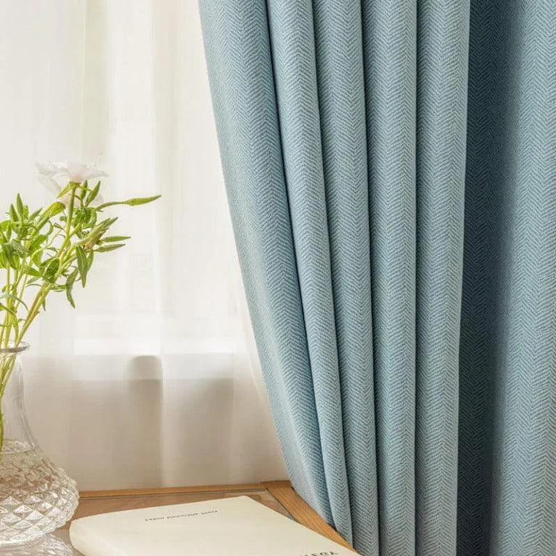 Rideau bleu élégant et contemporain, idéal pour ajouter une touche de modernité à votre intérieur. Parfait pour le salon ou la chambre, il offre une ambiance apaisante tout en rehaussant le style de votre décoration.
