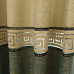 Rideau beige et bleu avec motif géométrique grec, idéal pour ajouter une touche élégante à votre décoration intérieure. Convient parfaitement aux salons et chambres modernes, offrant une atmosphère raffinée et apaisante. Accessoire déco tendance pour embellir votre espace de vie.