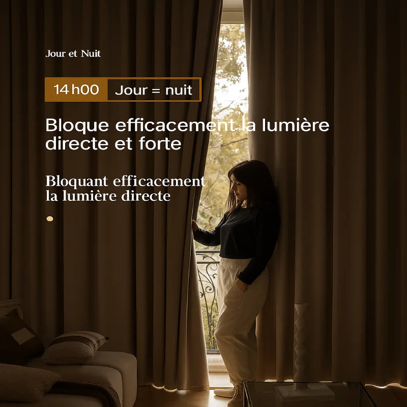 Femme tirant un rideau occultant beige dans un salon en pleine journée, illustrant l'efficacité du tissu à bloquer la lumière directe du soleil.