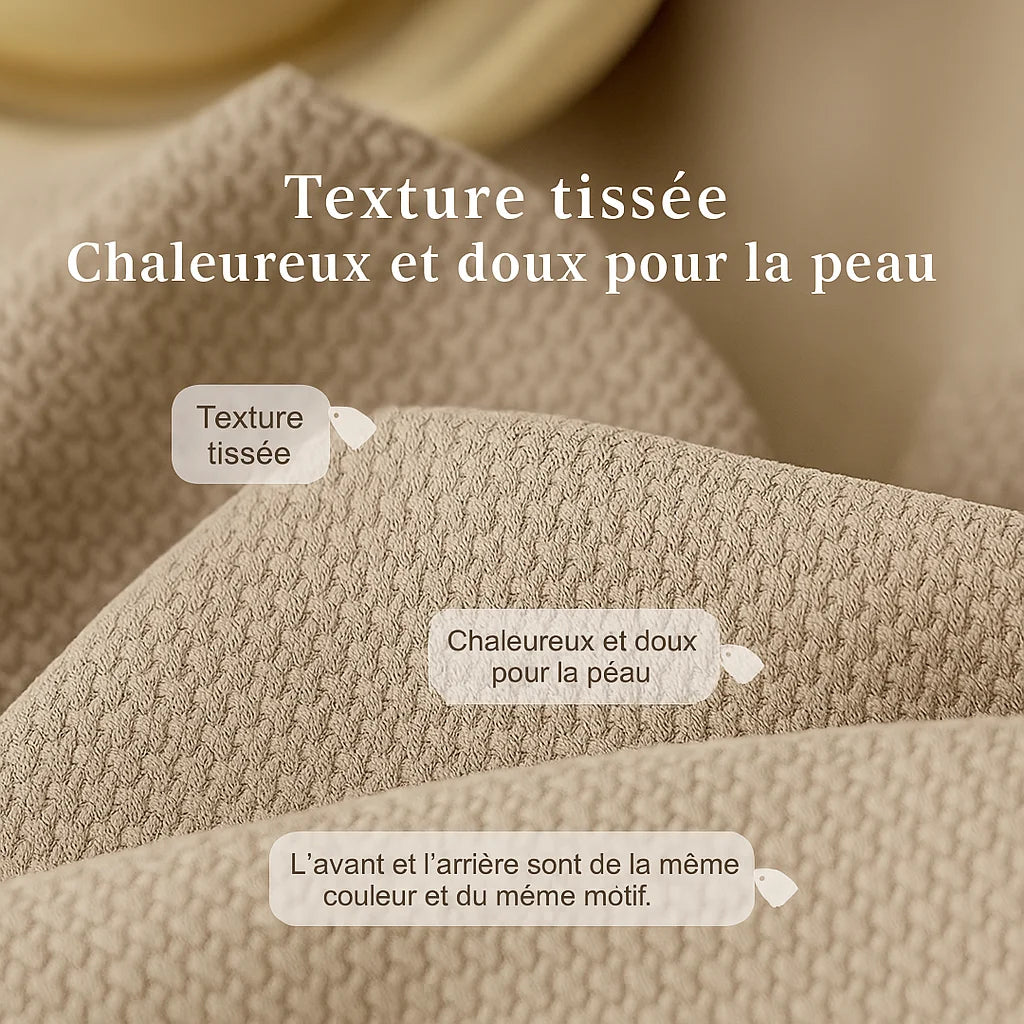 Gros plan sur un tissu de rideau beige à texture tissée, mettant en valeur sa douceur au toucher, sa finition identique recto-verso et sa matière agréable pour la peau.