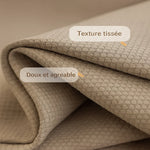 Gros plan sur un tissu de rideau beige texturé, soigneusement enroulé, avec des annotations en français indiquant “Texture tissée” et “Doux pour la peau”.