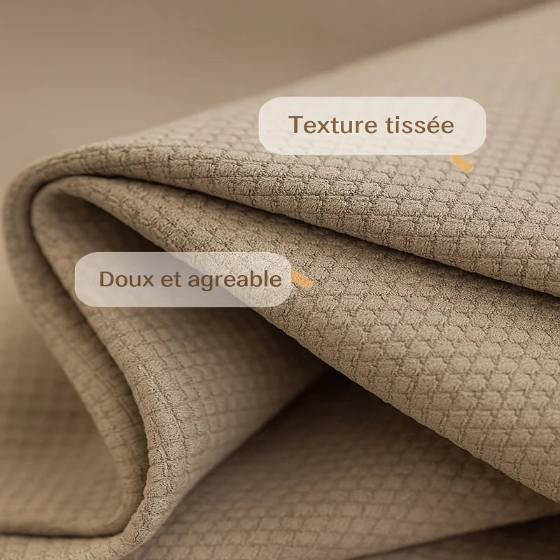 Gros plan sur un tissu de rideau beige texturé, soigneusement enroulé, avec des annotations en français indiquant “Texture tissée” et “Doux pour la peau”.