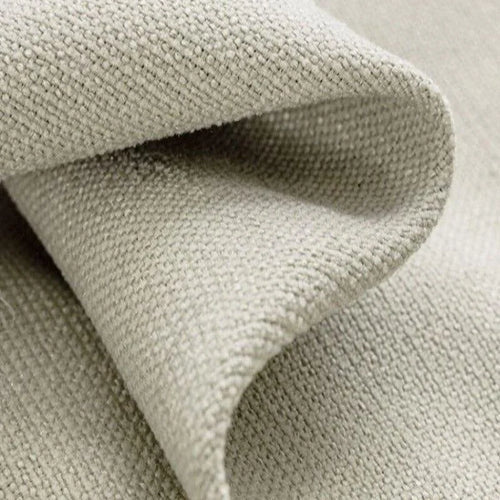 Gros plan sur une étoffe beige avec une texture tissée. Cette image montre les détails fins et l'élégance d'un tissu idéal pour la décoration intérieure ou la confection de rideaux. Le coloris neutre s'harmonise parfaitement avec divers styles de décoration.