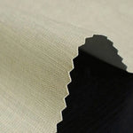 Tissu beige avec découpe en zigzag, idéal pour créer des vêtements ou accessoires sur mesure. Découvrez cette étoffe élégante pour vos projets de couture créative.