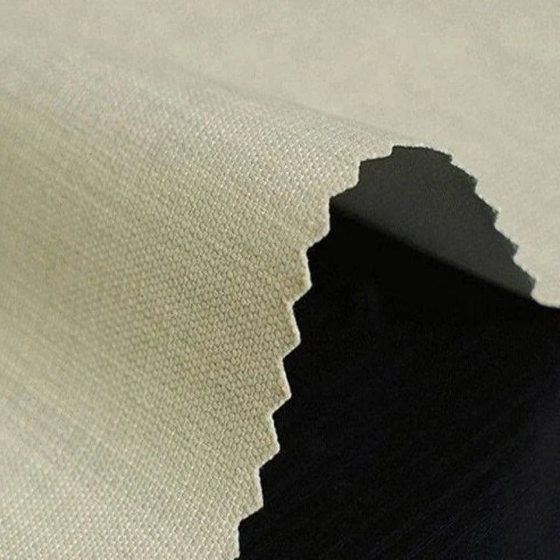 Tissu beige avec découpe en zigzag, idéal pour créer des vêtements ou accessoires sur mesure. Découvrez cette étoffe élégante pour vos projets de couture créative.