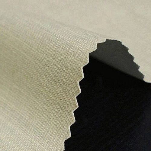 Tissu beige avec découpe en zigzag, idéal pour créer des vêtements ou accessoires sur mesure. Découvrez cette étoffe élégante pour vos projets de couture créative.