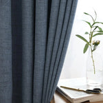 Rideau bleu élégant et moderne, idéal pour ajouter une touche de sophistication à votre salon ou chambre à coucher. Accessoire de décoration parfait pour un intérieur contemporain et chic.