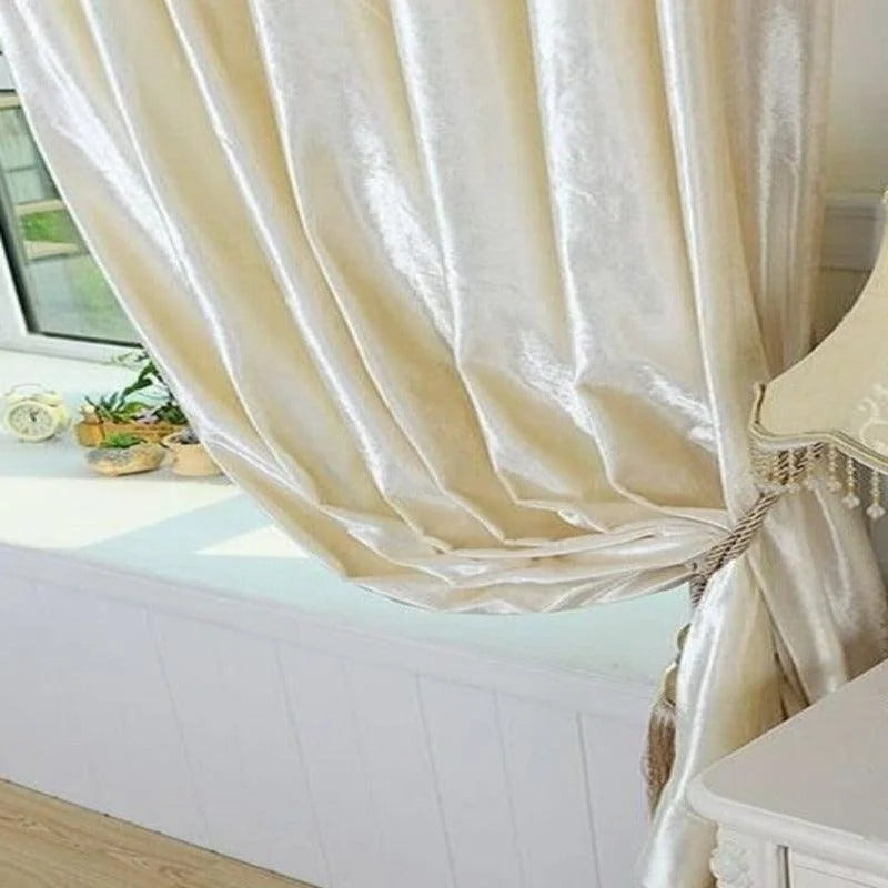 Rideau élégant beige pour salon, accroché près d'une fenêtre lumineuse, idéal pour ajouter une touche chic à votre intérieur. Accessoire décoratif parfait pour les maisons modernes, apportant une ambiance chaleureuse et accueillante.