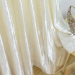 Rideau élégant et luxueux de couleur crème, idéal pour ajouter une touche de sophistication à votre intérieur. Parfait pour des ambiances chaleureuses et raffinées, ce rideau s'intègre harmonieusement dans votre salon ou chambre. Transformez votre espace avec style et élégance.