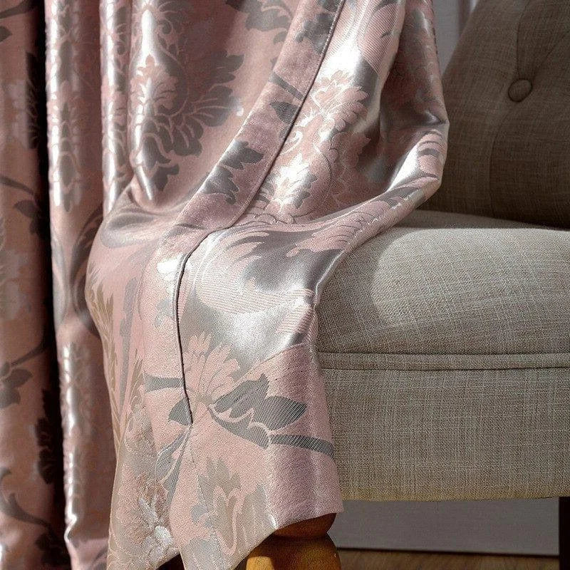 Rideau élégant aux motifs floraux délicats sur un fauteuil beige, apportant une touche de raffinement à la décoration intérieure d'un salon moderne.