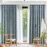 Rideaux bleus à motifs naturels, parfaits pour une décoration intérieure élégante. Ces rideaux apportent une touche de fraîcheur et de style à votre salon ou chambre. Ils s'harmonisent idéalement avec un intérieur moderne ou classique. Ajoutez une ambiance apaisante et chaleureuse à votre espace avec ces rideaux décoratifs.