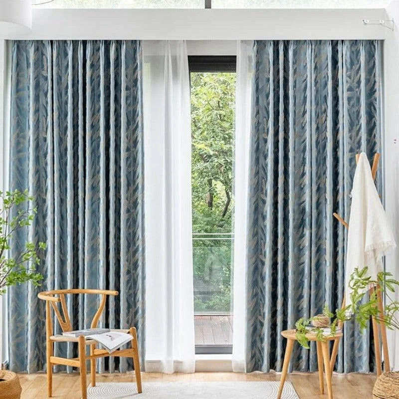 Rideaux bleus à motifs naturels, parfaits pour une décoration intérieure élégante. Ces rideaux apportent une touche de fraîcheur et de style à votre salon ou chambre. Ils s'harmonisent idéalement avec un intérieur moderne ou classique. Ajoutez une ambiance apaisante et chaleureuse à votre espace avec ces rideaux décoratifs.