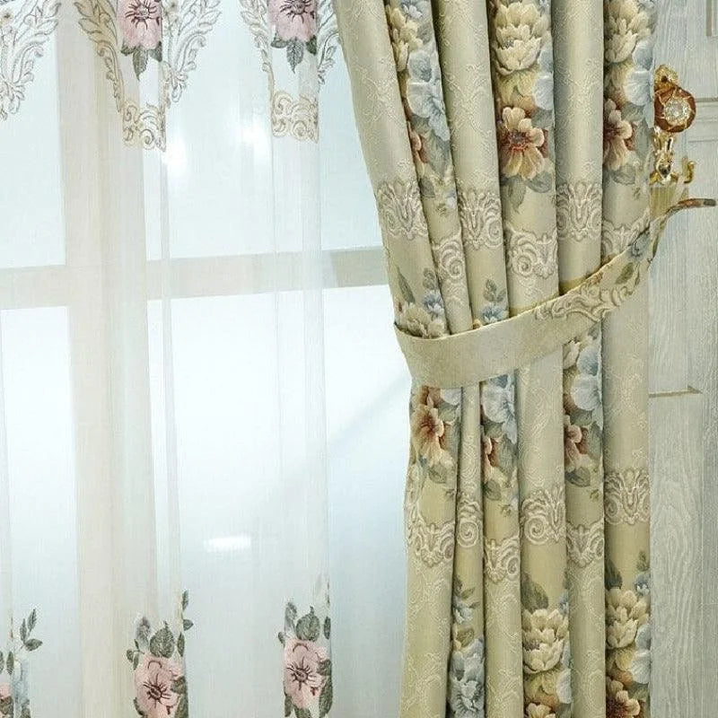 Rideaux élégants avec motifs floraux, parfaits pour apporter une touche de raffinement et de charme à n'importe quelle pièce. Avec leurs délicats motifs fleuris, ces rideaux offrent une esthétique classique et sophistiquée, idéale pour le salon ou la chambre. Transformez votre intérieur avec ces rideaux décoratifs qui ajoutent une atmosphère chaleureuse et accueillante.
