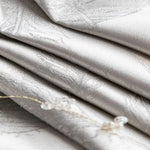 Tissu d'ameublement élégant aux motifs délicats, idéal pour apporter une touche raffinée à votre intérieur. Parfait pour les rideaux ou les housses de coussins. Découvrez ce textile haut de gamme pour sublimer votre décoration intérieure.