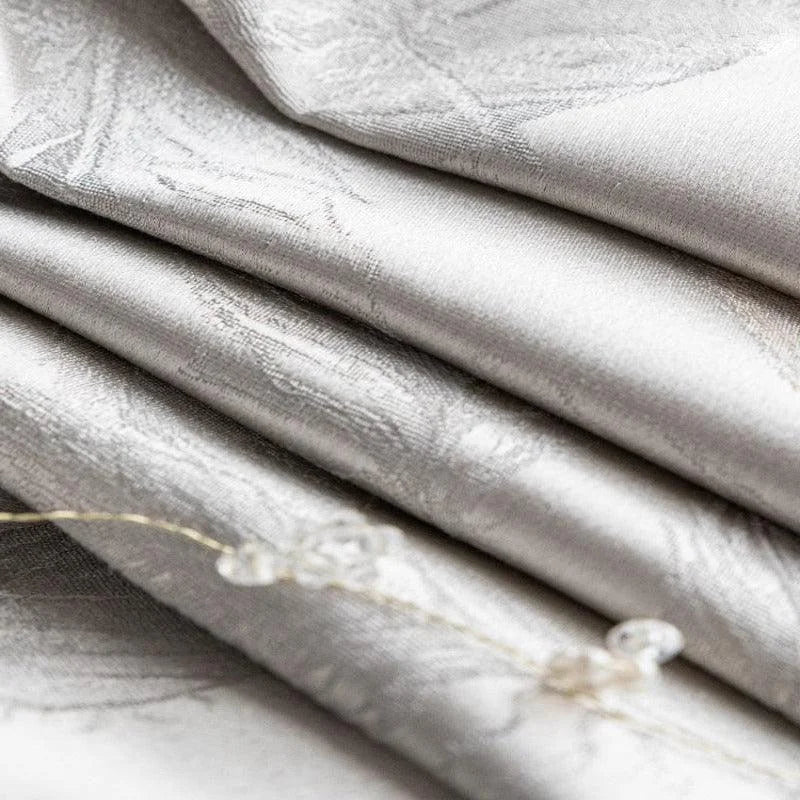 Tissu d'ameublement élégant aux motifs délicats, idéal pour apporter une touche raffinée à votre intérieur. Parfait pour les rideaux ou les housses de coussins. Découvrez ce textile haut de gamme pour sublimer votre décoration intérieure.