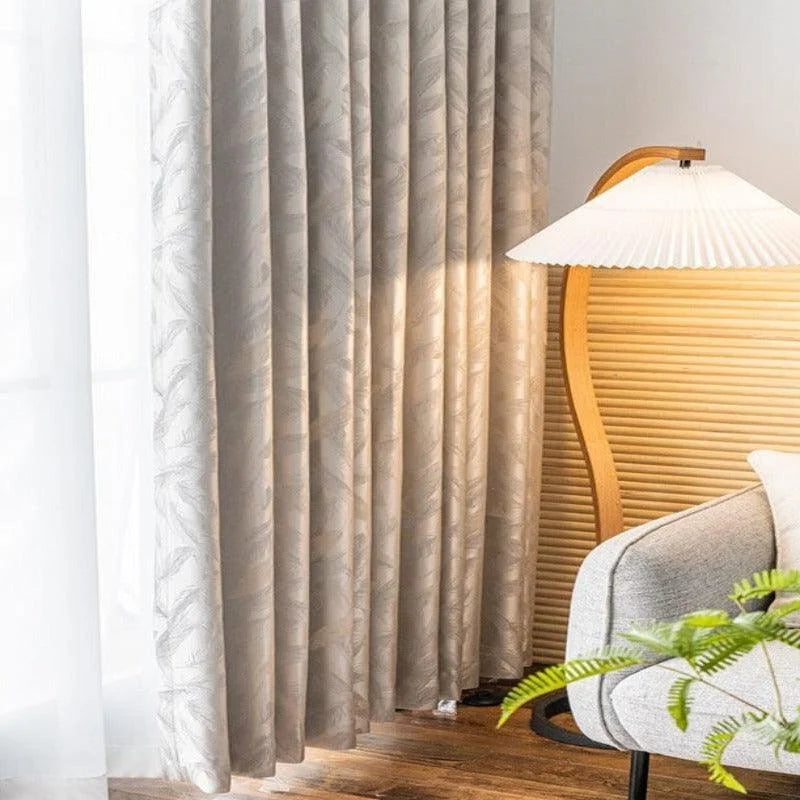 Rideaux élégants à motifs discrets, ajoutant une touche sophistiquée à votre salon. Parfait pour contrôler la lumière dans la pièce tout en préservant l'intimité. Idéal pour une décoration moderne et chaleureuse.