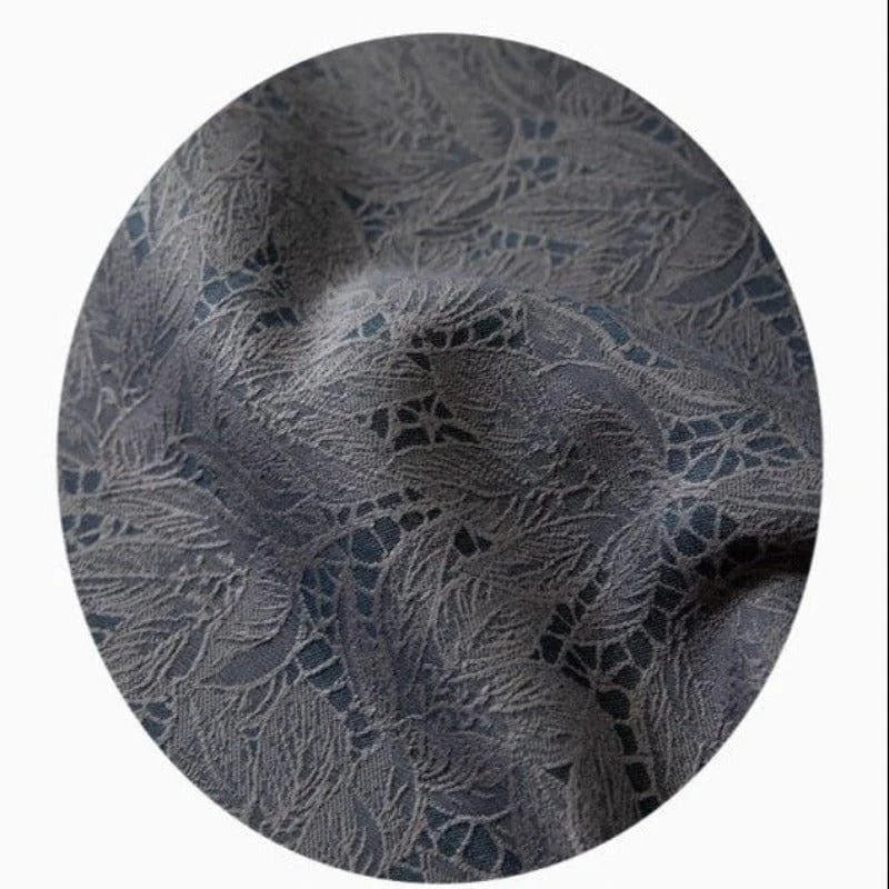 Voile de rideau en tissu gris avec motif floral délicat, idéal pour ajouter une touche élégante à votre intérieur. Ce rideau en matière douce offre une lumière tamisée, parfait pour les salons ou chambres modernes. Découvrez notre collection de rideaux décoratifs pour sublimer votre décoration intérieure.