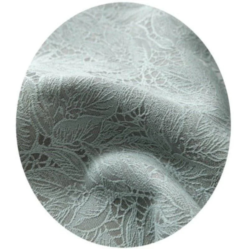 Rideau en tissu vert clair avec motif floral en relief, idéal pour ajouter une touche élégante et naturelle à votre intérieur. Le matériau est de haute qualité, garantissant durabilité et esthétisme. Parfait pour salon ou chambre, ce rideau assure une ambiance apaisante et contemporaine.