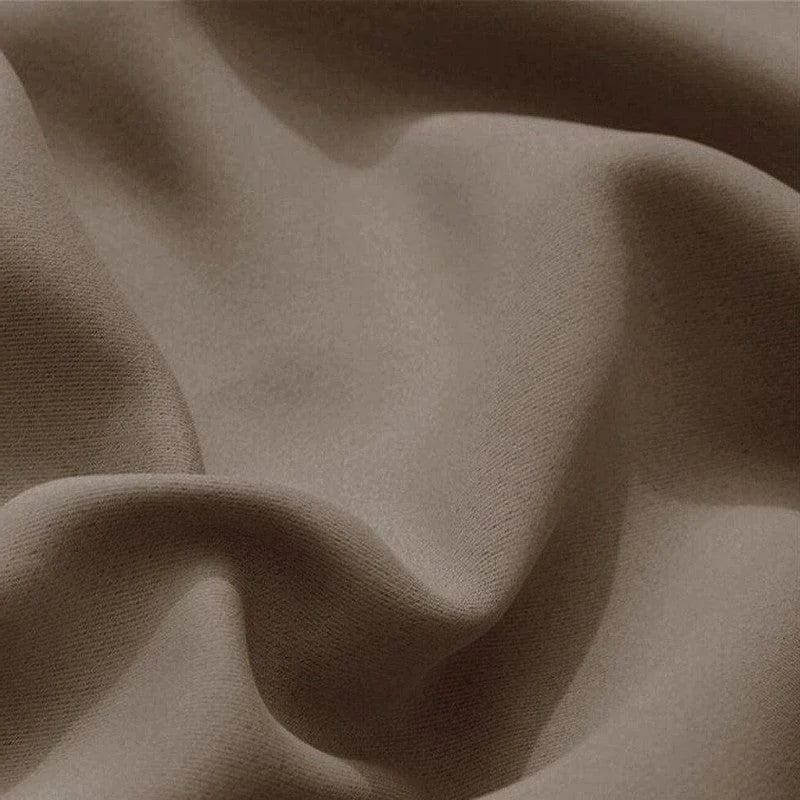 Texture de tissu marron doux et fluide, idéal pour la confection de vêtements élégants et confortables.