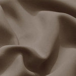 Texture de tissu marron doux et fluide, idéal pour la confection de vêtements élégants et confortables.