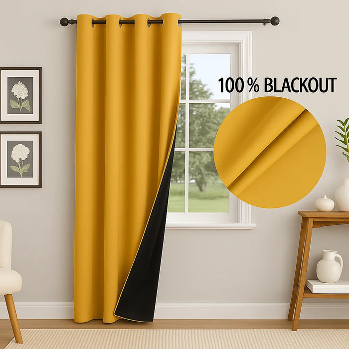 Rideau occultant jaune moutarde installé dans un salon lumineux, doublure noire visible et finition 100 % blackout.