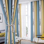 Rideaux élégants pour salon moderne, mélange de bleu, beige et blanc avec motif floral, parfaits pour ajouter une touche de sophistication à votre décoration intérieure. Idéaux pour filtrer la lumière tout en embellissant l'espace, ces rideaux sont conçus pour convenir à différents styles de décoration. Optimisez l'harmonie de votre pièce en choisissant ces rideaux esthétiques et fonctionnels.