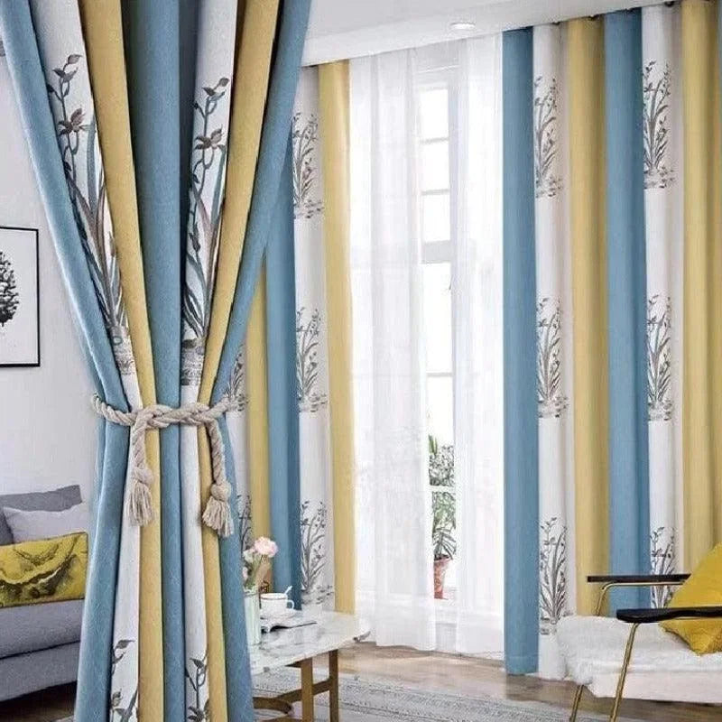 Rideaux élégants pour salon moderne, mélange de bleu, beige et blanc avec motif floral, parfaits pour ajouter une touche de sophistication à votre décoration intérieure. Idéaux pour filtrer la lumière tout en embellissant l'espace, ces rideaux sont conçus pour convenir à différents styles de décoration. Optimisez l'harmonie de votre pièce en choisissant ces rideaux esthétiques et fonctionnels.