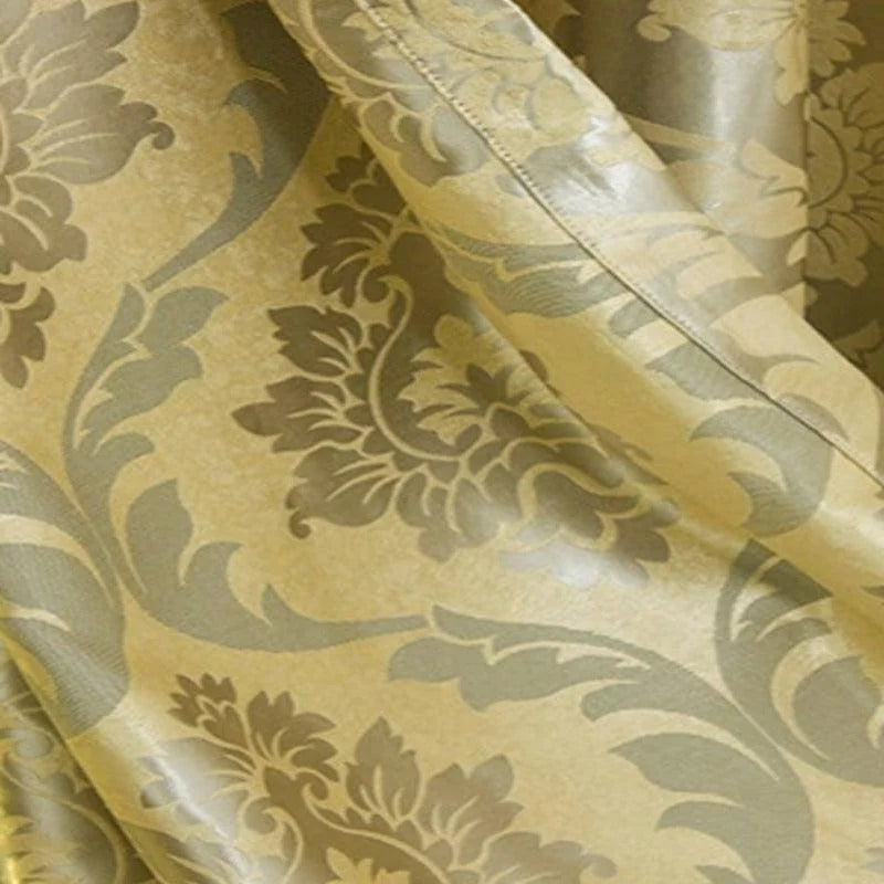 Rideau élégant avec motif floral doré, idéal pour ajouter une touche de sophistication à votre intérieur. Ce design raffiné et classique convient parfaitement à un salon ou une chambre. Accessoire décoratif qui transforme instantanément l'ambiance de votre espace.