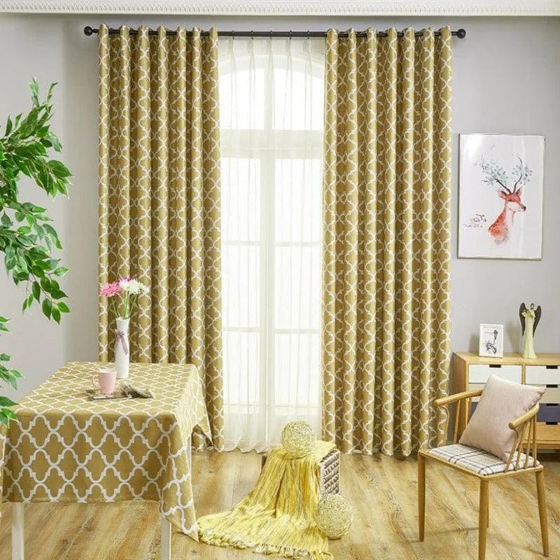 Rideau décoratif jaune avec motifs géométriques pour salon moderne, ajoutant une touche d'élégance et de luminosité à votre intérieur. Parfait pour filtrer doucement la lumière du jour et créer une ambiance chaleureuse et accueillante. Un choix idéal pour sublimer votre décoration intérieure.