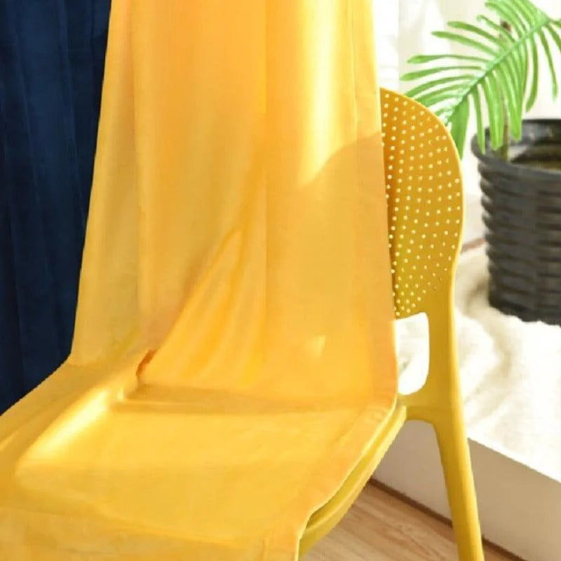 Chaise jaune moderne surmontée d'un tissu jaune vif, un choix idéal pour ajouter une touche de couleur à votre intérieur. Parfaite pour un salon ou une chambre, cette chaise intègre harmonieusement des éléments décoratifs contemporains tout en offrant un confort exceptionnel. Le fond bleu et le pot de plante apportent une ambiance naturelle et accueillante.