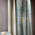 Rideaux élégants avec motifs décoratifs en bleu et argent pour une touche de luxe dans le salon. Décoration d'intérieur sophistiquée, idéale pour améliorer l'esthétique de votre espace tout en ajoutant une ambiance apaisante et raffinée. Accessoire parfait pour créer une atmosphère accueillante et chic.