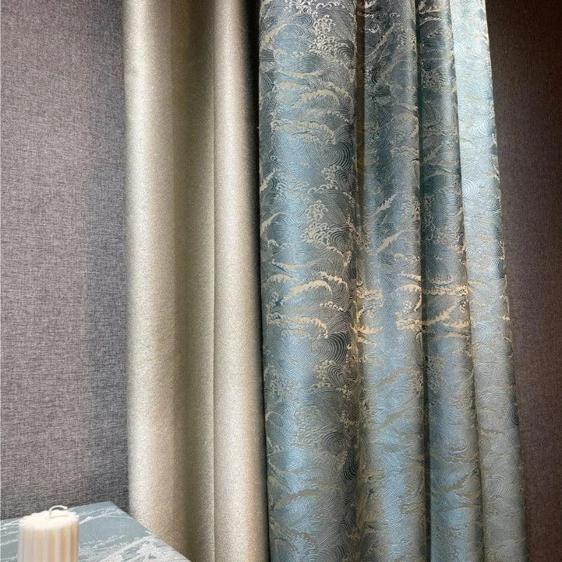 Rideaux élégants avec motifs décoratifs en bleu et argent pour une touche de luxe dans le salon. Décoration d'intérieur sophistiquée, idéale pour améliorer l'esthétique de votre espace tout en ajoutant une ambiance apaisante et raffinée. Accessoire parfait pour créer une atmosphère accueillante et chic.