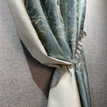 Rideaux élégants bleu-gris avec motifs vagues, parfaits pour ajouter une touche sophistiquée à votre intérieur. Idéal pour la décoration de salon ou de chambre, ce design apporte une ambiance contemporaine et apaisante à votre espace. Facile à assortir avec différents styles de décoration, ces rideaux sont un choix polyvalent et esthétique pour embellir vos fenêtres.
