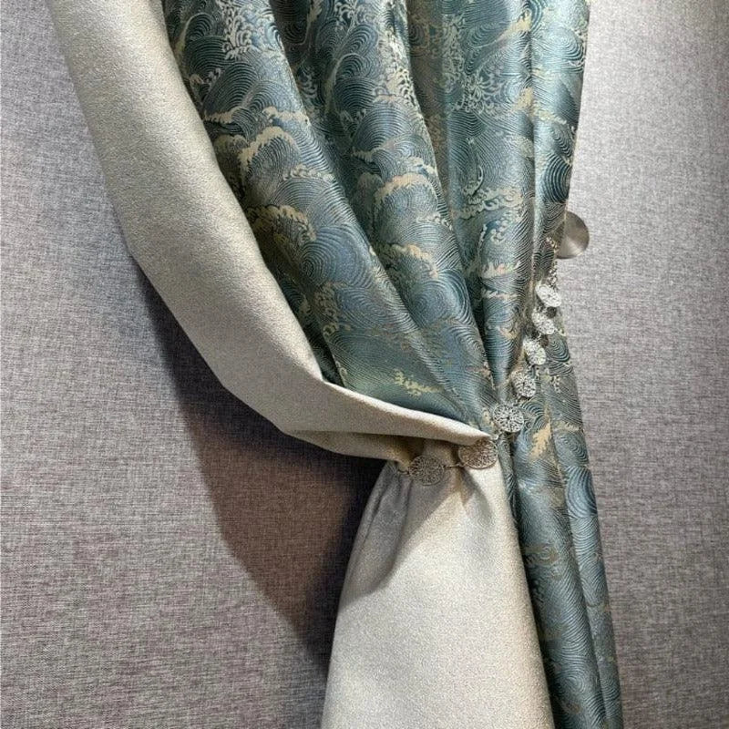 Rideaux élégants bleu-gris avec motifs vagues, parfaits pour ajouter une touche sophistiquée à votre intérieur. Idéal pour la décoration de salon ou de chambre, ce design apporte une ambiance contemporaine et apaisante à votre espace. Facile à assortir avec différents styles de décoration, ces rideaux sont un choix polyvalent et esthétique pour embellir vos fenêtres.