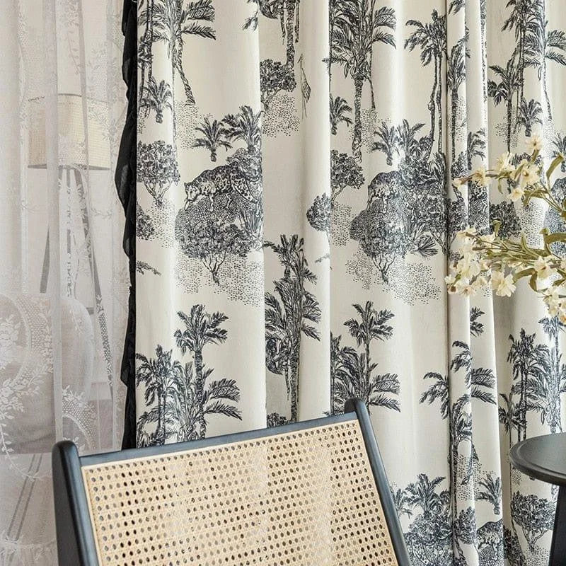 Rideaux élégants avec motifs exotiques de palmiers et paysages, parfaits pour apporter une touche de sophistication à votre salon. Ces rideaux d'inspiration nature offrent une ambiance tropicale apaisante et un style unique. Idéal pour embellir votre espace de vie tout en ajoutant du caractère et du charme.