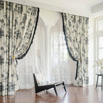 Rideaux élégants au design pastoral accrochant la lumière, s'intégrant harmonieusement dans un salon lumineux avec de grandes fenêtres. Accessoire décoratif idéal pour apporter une touche sophistiquée et charmante à votre intérieur moderne. Parfait pour créer une atmosphère accueillante et chaleureuse, tout en offrant une excellente gestion de la lumière naturelle.