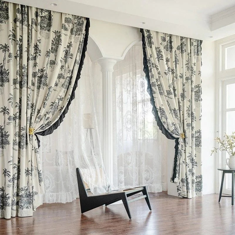 Rideaux élégants au design pastoral accrochant la lumière, s'intégrant harmonieusement dans un salon lumineux avec de grandes fenêtres. Accessoire décoratif idéal pour apporter une touche sophistiquée et charmante à votre intérieur moderne. Parfait pour créer une atmosphère accueillante et chaleureuse, tout en offrant une excellente gestion de la lumière naturelle.