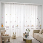 Rideau décoratif avec motifs lapins et fleurs pour chambre d'enfant, parfait pour ajouter une touche de douceur à un espace de jeu. Idéal pour une décoration intérieure moderne et chaleureuse avec un charme enfantin. Accessoire parfait pour illuminer une pièce tout en ajoutant du caractère. Design élégant et amusant, transformant un salon ou une chambre en espace accueillant et joyeux.