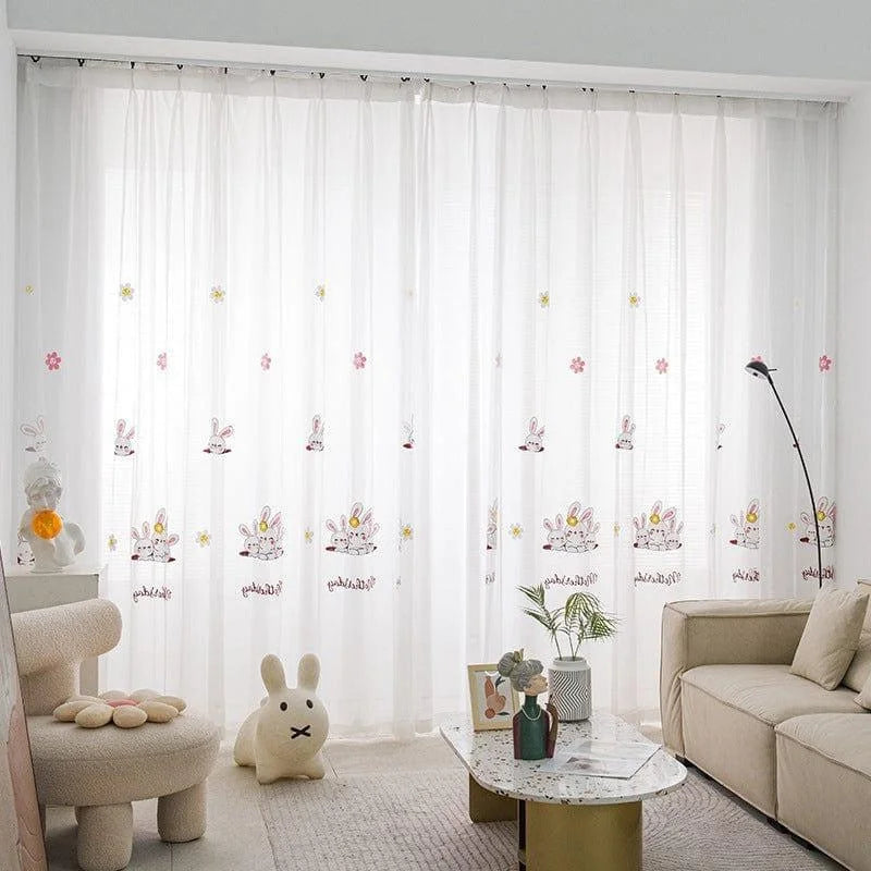 Rideau décoratif avec motifs lapins et fleurs pour chambre d'enfant, parfait pour ajouter une touche de douceur à un espace de jeu. Idéal pour une décoration intérieure moderne et chaleureuse avec un charme enfantin. Accessoire parfait pour illuminer une pièce tout en ajoutant du caractère. Design élégant et amusant, transformant un salon ou une chambre en espace accueillant et joyeux.