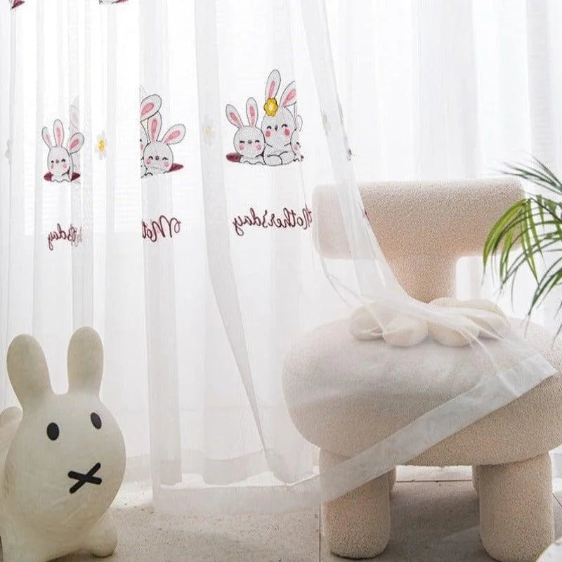 Rideau décoratif pour chambre d'enfant avec motifs de lapins adorables, apportant une touche ludique et joyeuse à l'espace. Parfait pour personnaliser la chambre tout en ajoutant une ambiance douce et chaleureuse. Le rideau se marie harmonieusement avec les meubles et accessoires pour créer un environnement accueillant et esthétique.
